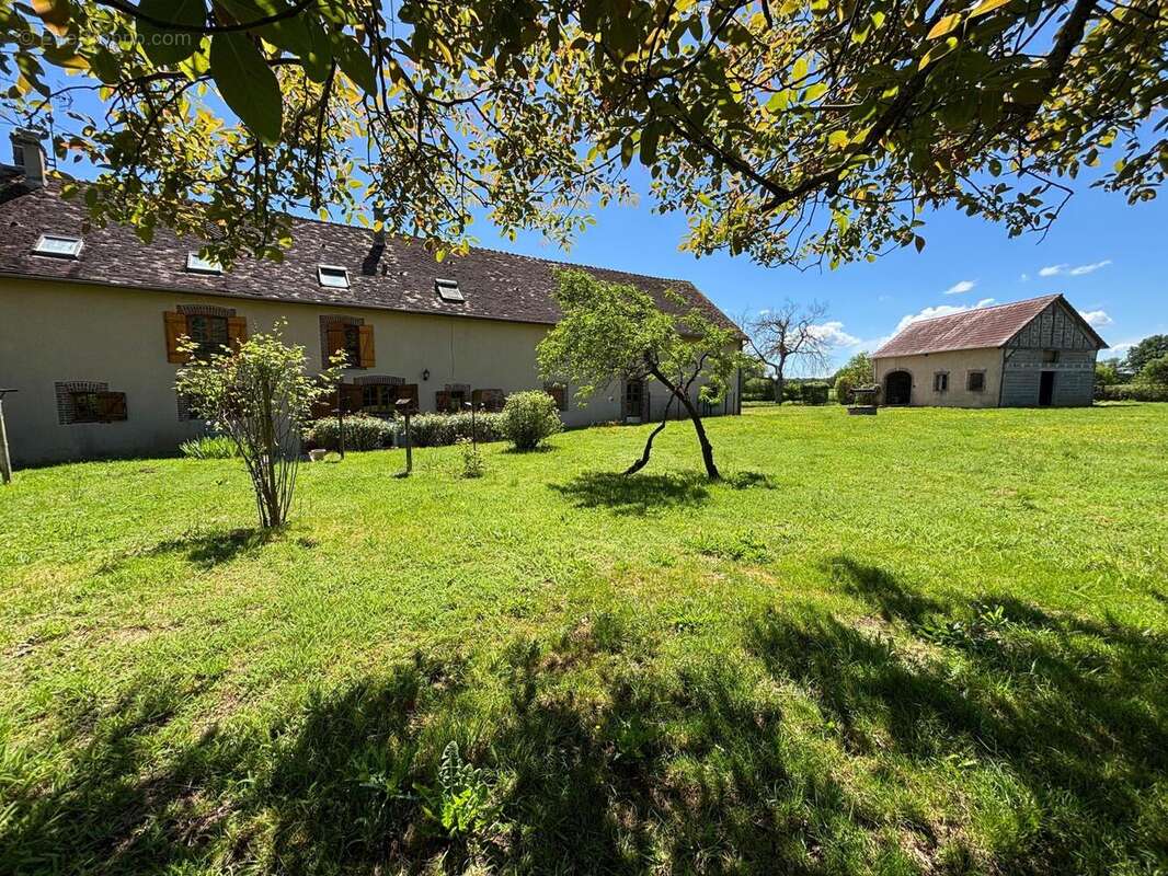 Maison 230 m² à Villeneuve-Les-Genets  - photo 3