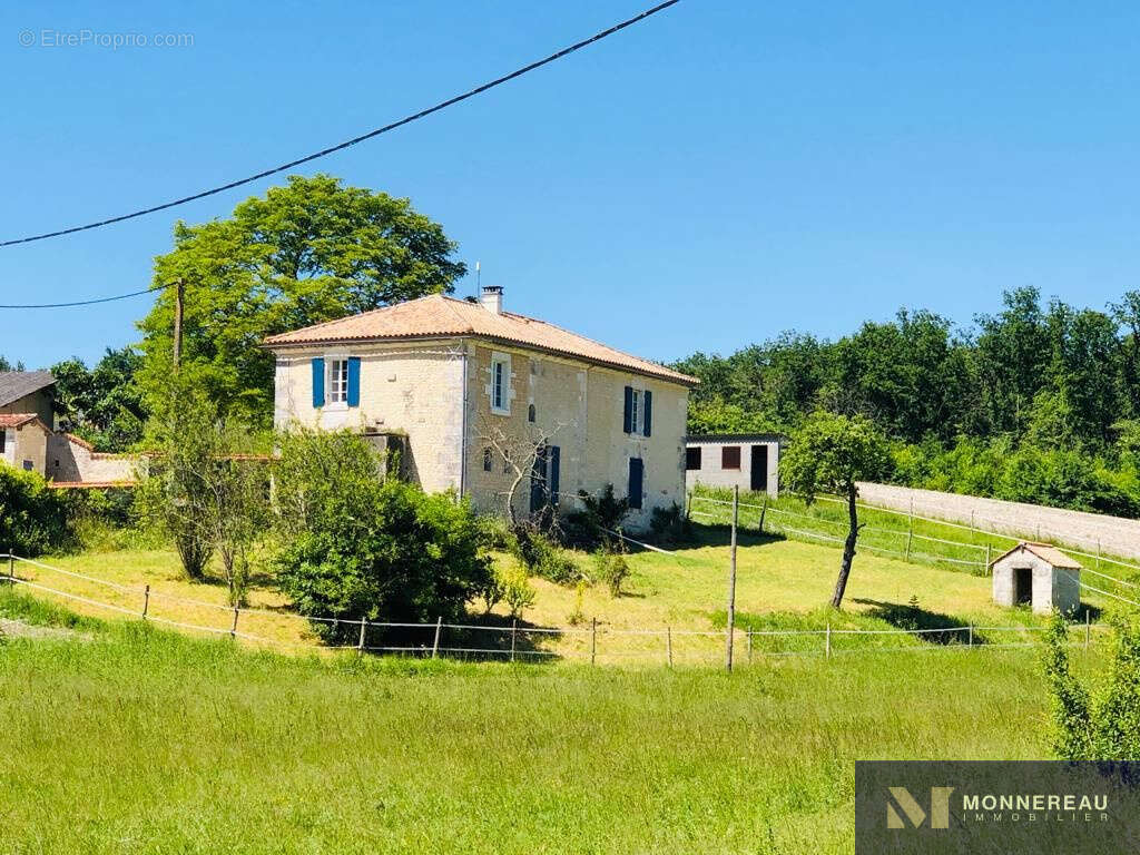 Maison à BARBEZIEUX-SAINT-HILAIRE