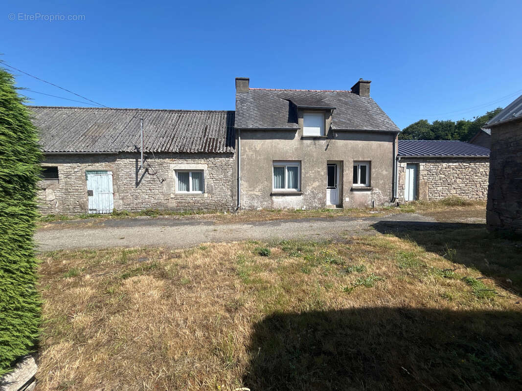 QUISTINIC   Maison avec dépendances sur un terrain de 2 327 m2 - photo 2
