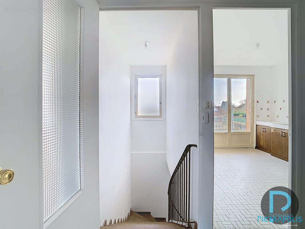 acces etage maison St Cyr sur Menthon - Maison à SAINT-CYR-SUR-MENTHON