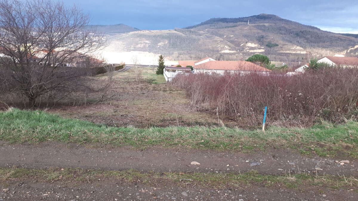 Terrain à LES MARTRES-DE-VEYRE
