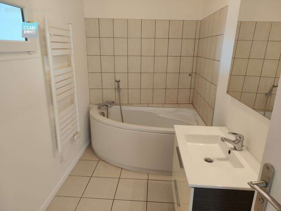 A MACON EN BOURGOGNE APPARTEMENT T4 DE 99.29 M² AVEC BALCON ET - Appartement à MACON