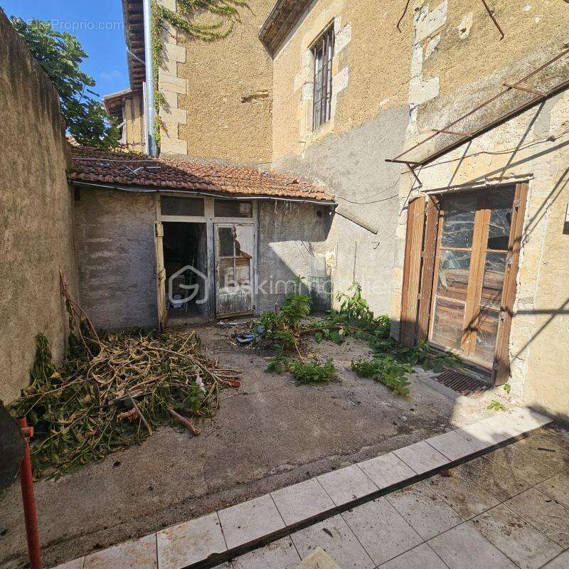 FLEURANCE — CŒUR DE VILLE Maison de ville de 114m2 traversante avec cour et appentis — A rénover. Fort potentiel - photo 16