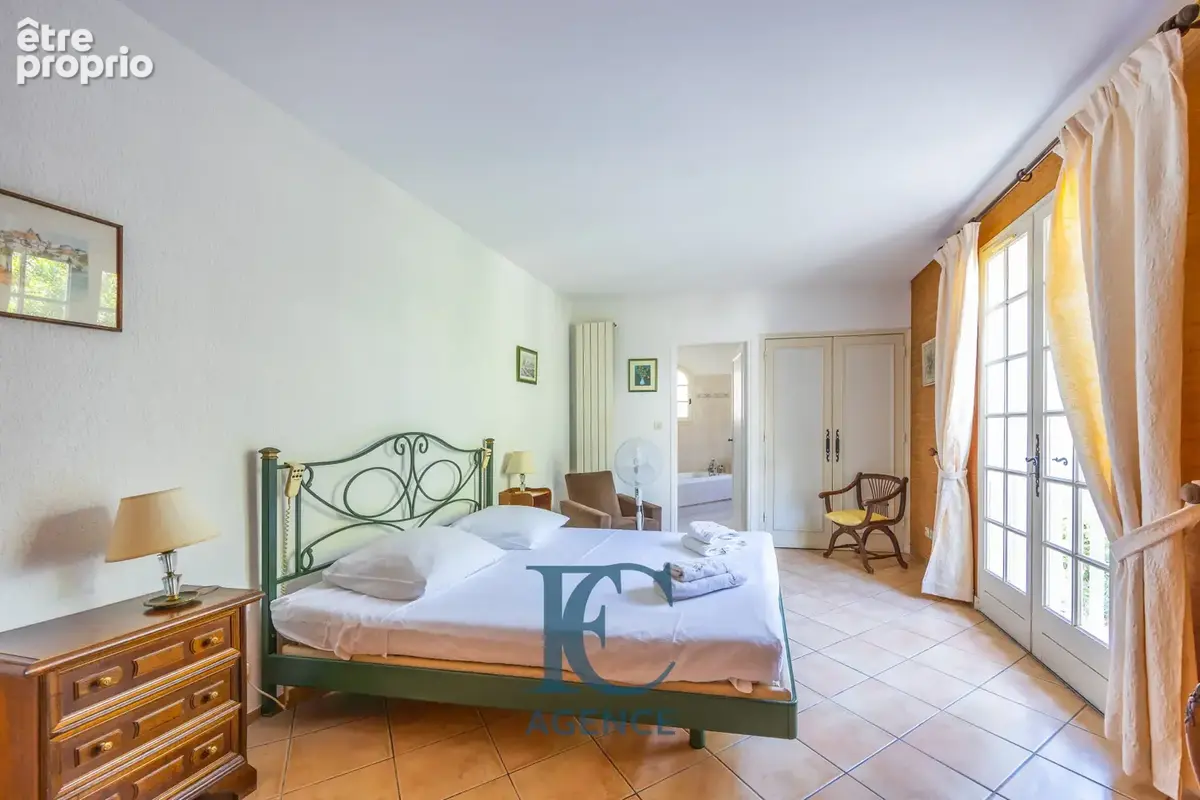 Maison de 190 m2 au coeur de la pinède de La Cride - photo 8
