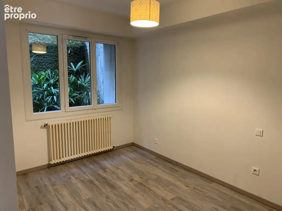 chambre avec placard T2 rdc expo OUEST