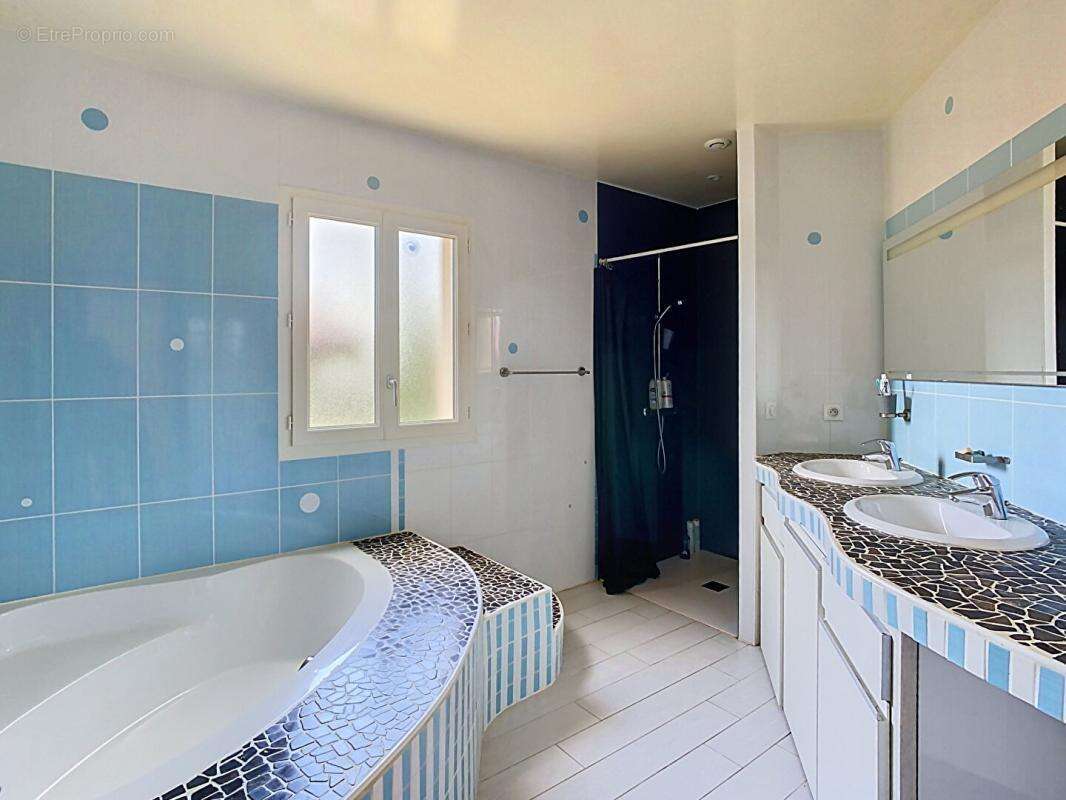 Belle propriété contemporaine avec piscine chauffée, dépendances et prestations de qualité - photo 11