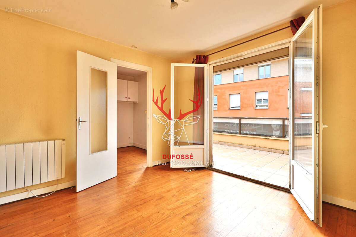 Appartement à LA TOUR-DE-SALVAGNY