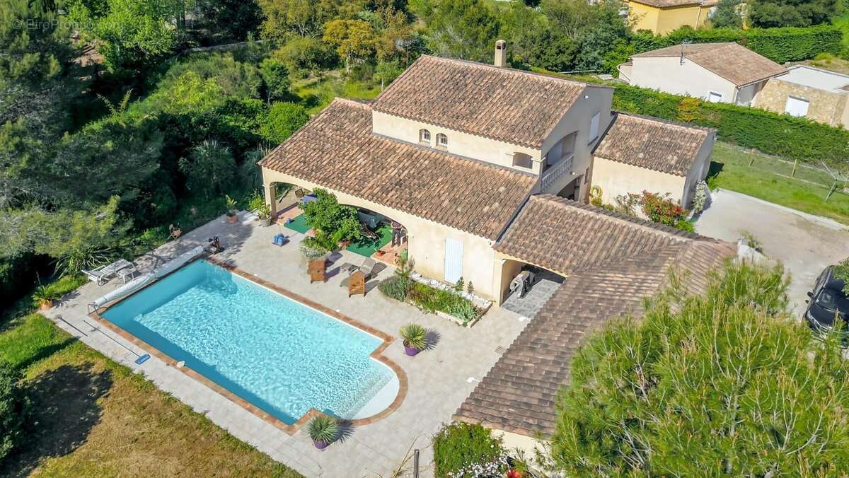 Maison à ROQUEBRUNE-SUR-ARGENS