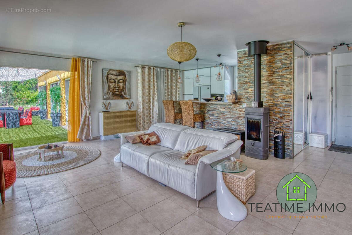 Salon vue piscine villa La Farlede - Maison à LA FARLEDE