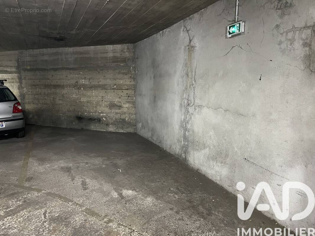 Photo 1 - Parking à PARIS-15E