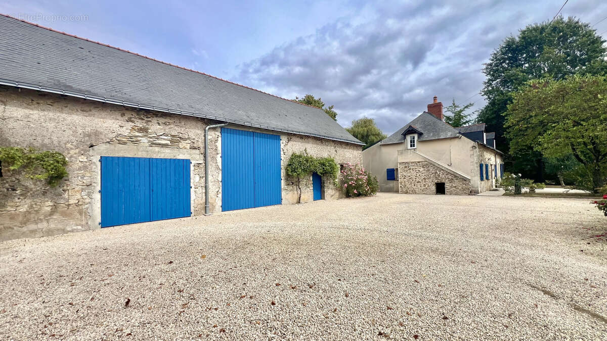 Maison à BECON-LES-GRANITS