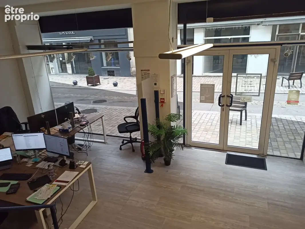Local professionnel en centre ville - photo 3