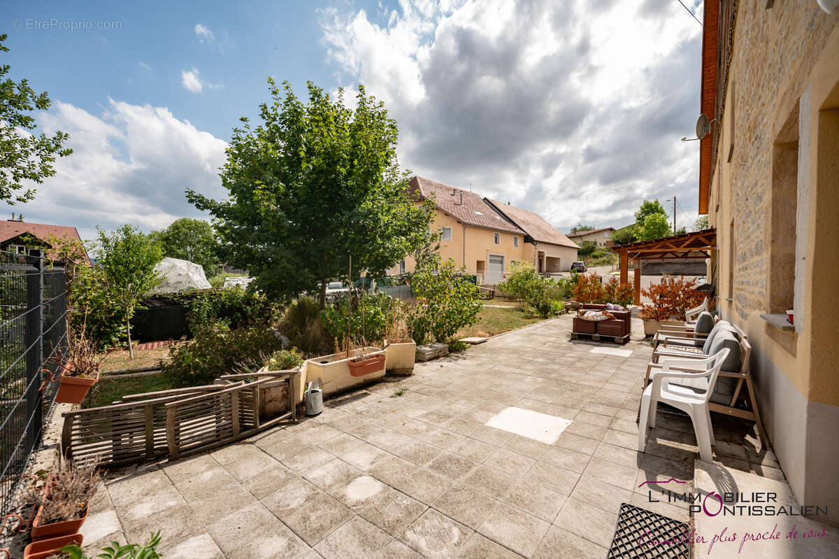 Maison de caractere offrant de beaux volumes - photo 29