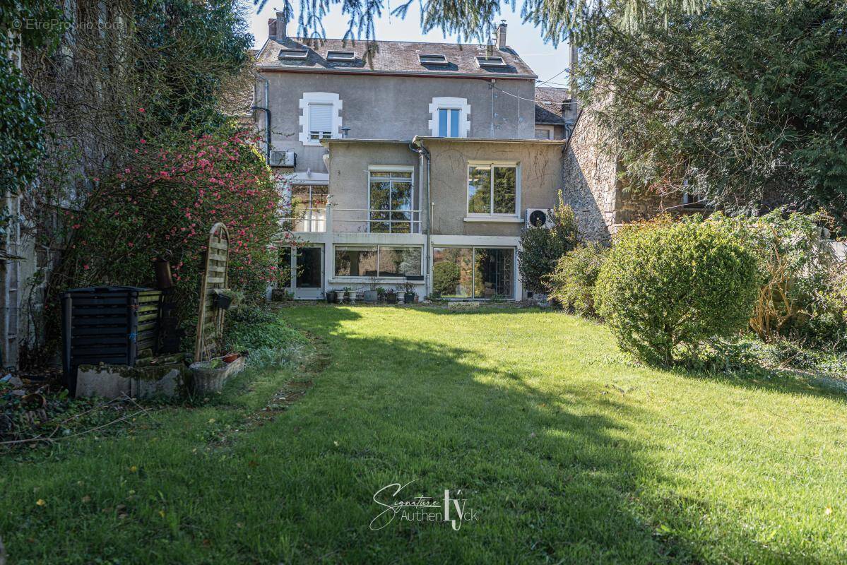 Maison à SAINT-ETIENNE-DE-FURSAC