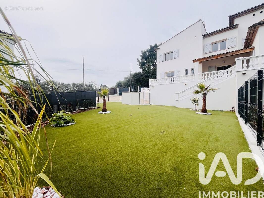 Photo 1 - Appartement à LA ROQUETTE-SUR-SIAGNE