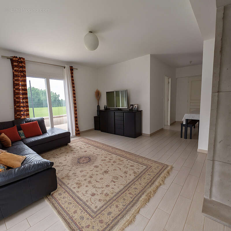 Maison à SAINT-GENIS-POUILLY