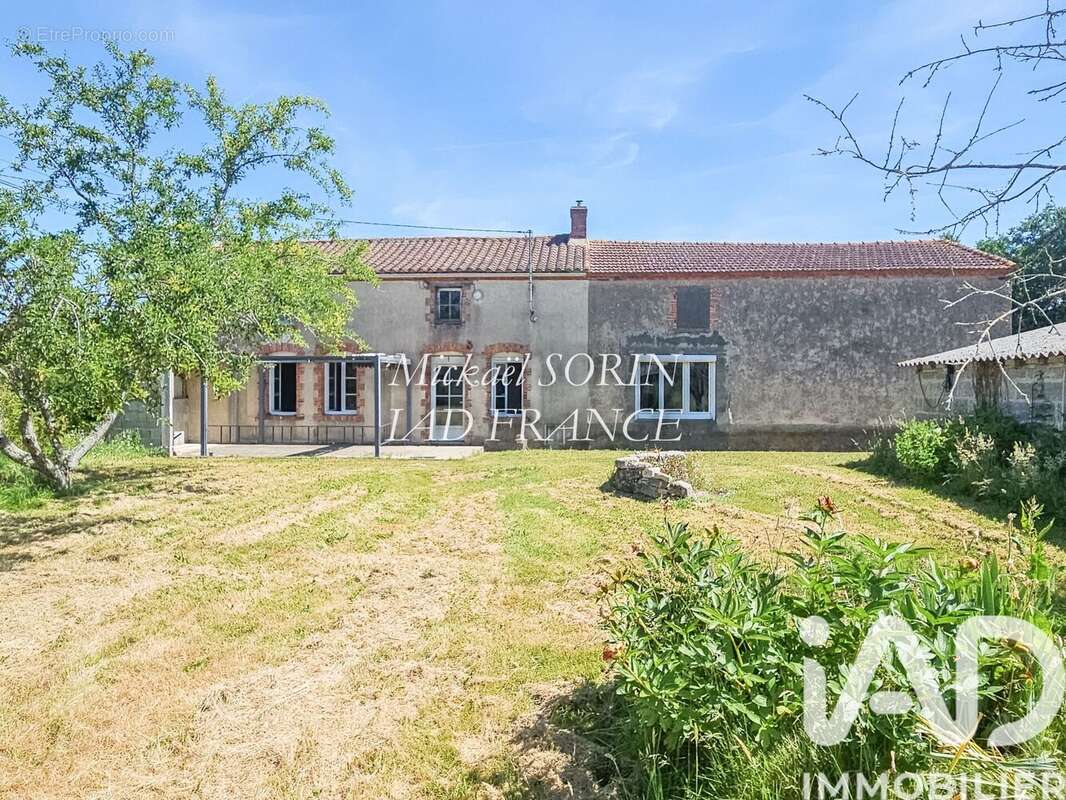 Photo 2 - Maison à LA CHAIZE-LE-VICOMTE
