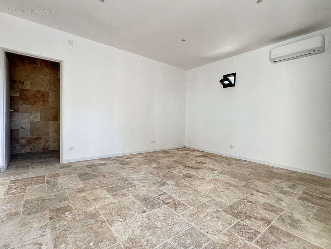 Commerce à MONDOUZIL