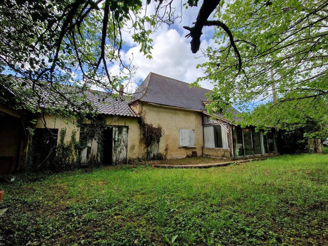 Maison perigordine en pierres à renover avec dépendances et terrain d'env 5000m2 - photo 3
