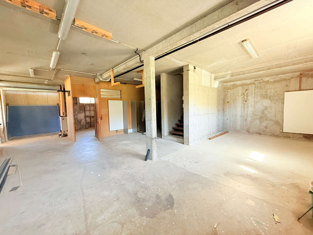 Local professionnel - 341m2 - Plusieurs accès - Possibilité transformation logements - photo 16