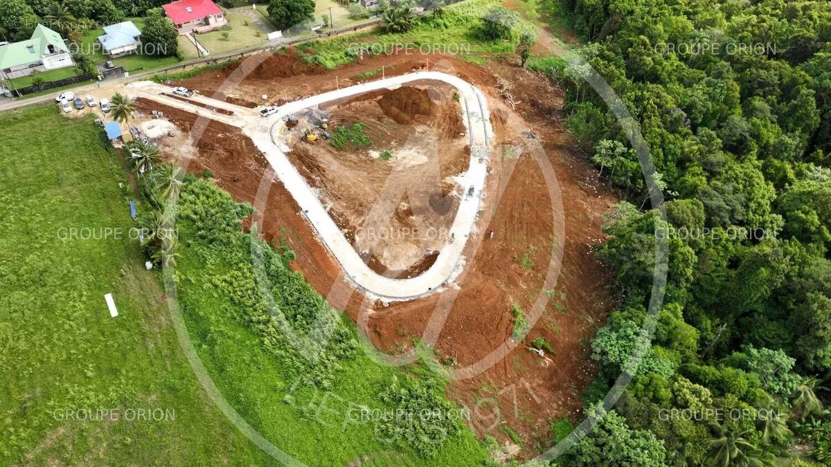 Terrain à PETIT-BOURG