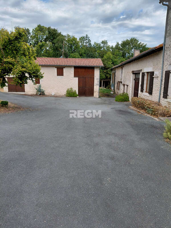 Très belle fermette, comprenant belle maison en pierres de 240 m2 habitables, grange, garages, hangar, étable, - photo 2