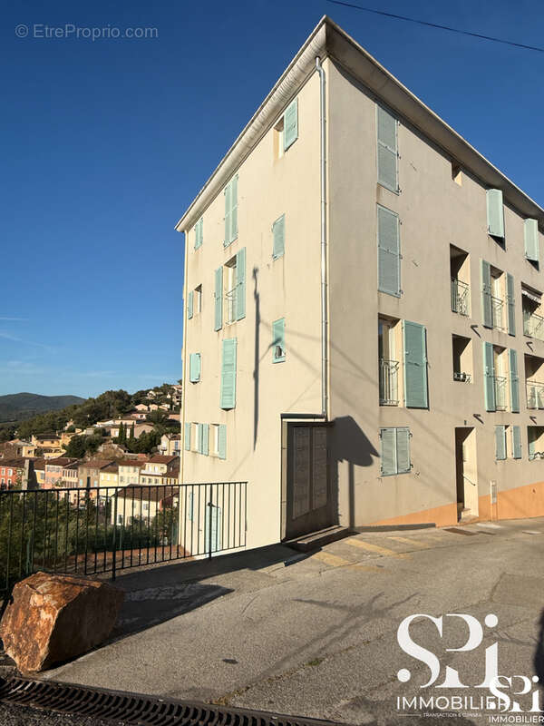 PIERREFEU DU VAR - A VENDRE - T 2 + Parking - Vue panoramique vignobles et village - photo 11