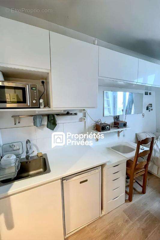 75011 PARIS - Studio/Chambre de bonne équipée dans le Marais / République - Vue dégagée - photo 3