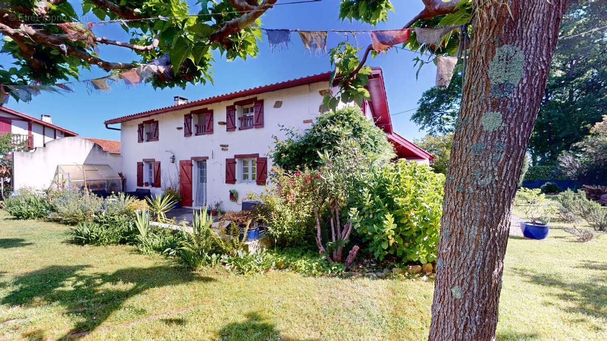 Maison à LARRESSORE