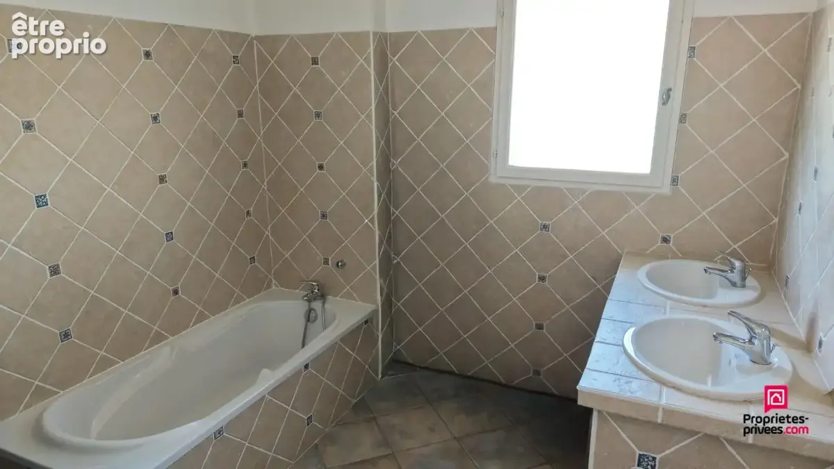 SOLAIZE - Maison de caractère avec sous-sol et terrain piscinable - photo 11