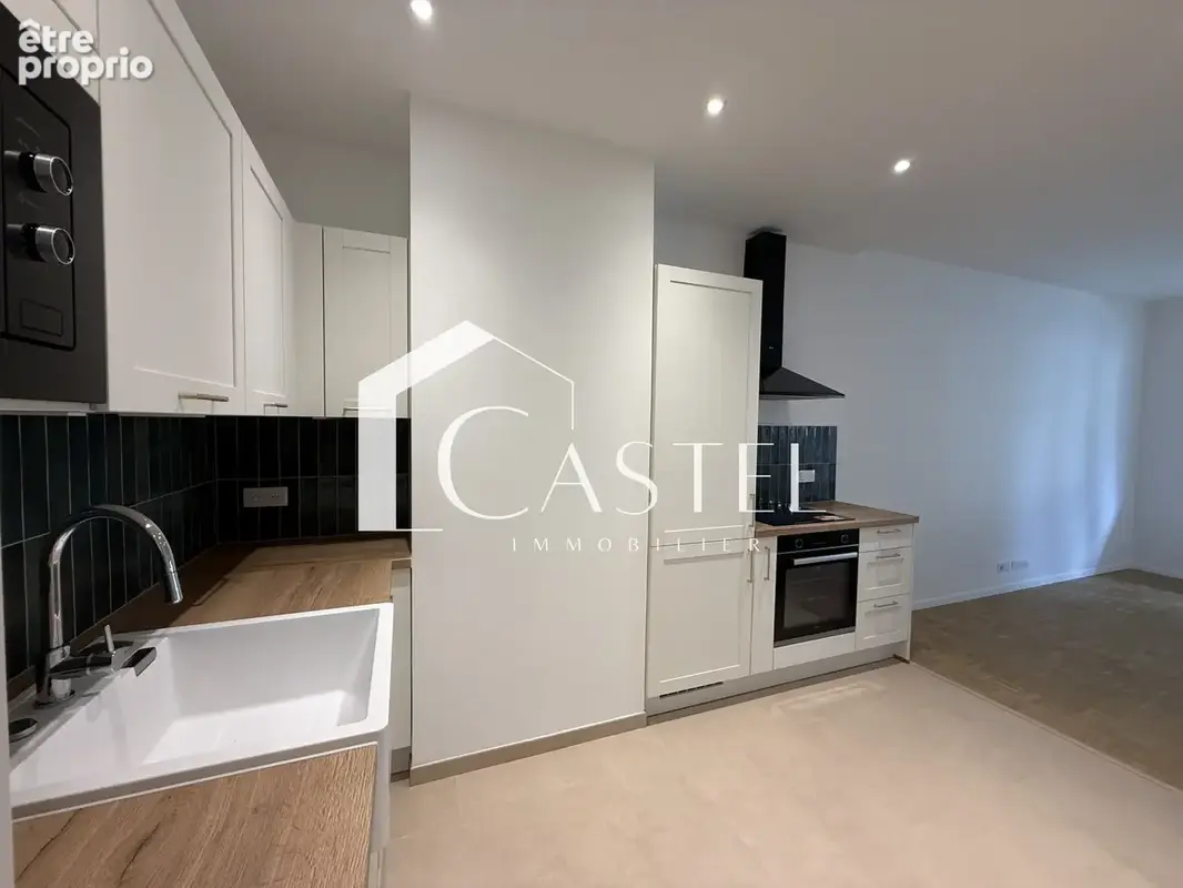 Proche centre, petite résidence, appartement de 3 pièces entièrement rénovée - photo 4