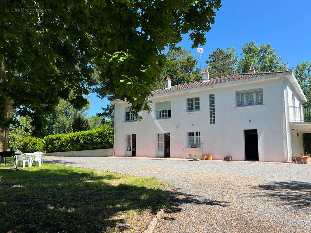 Ensemble immobilier sur un parc de 6 hectares ! - photo 6