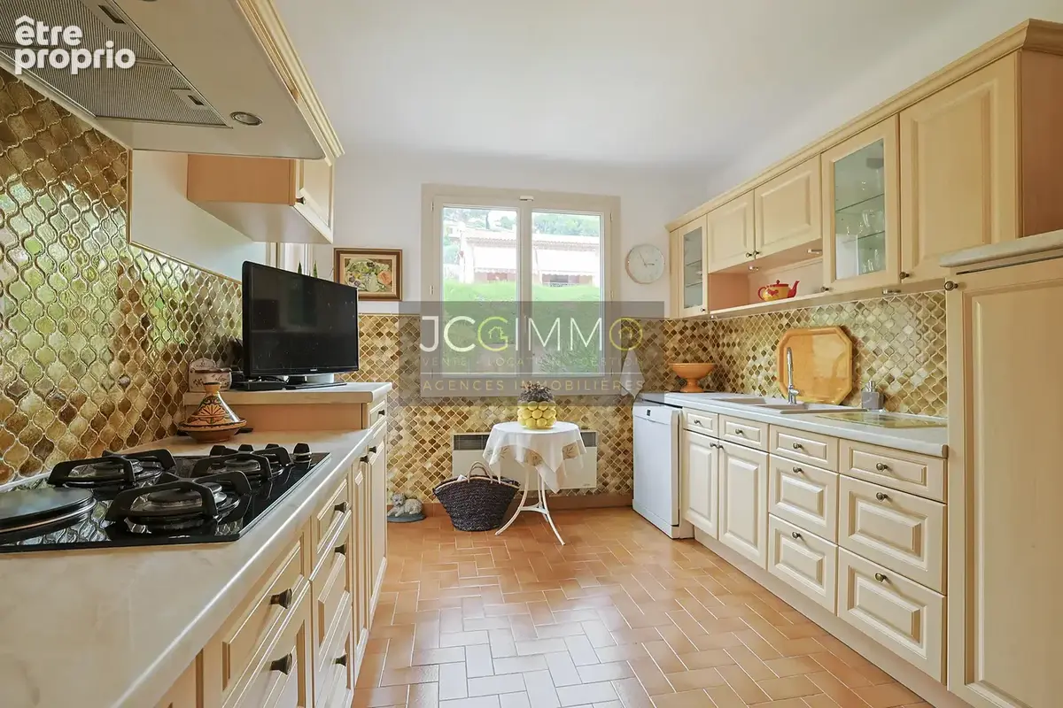 Villa de 318m2 avec deux logements indépendants et fort potentiel ! - photo 16