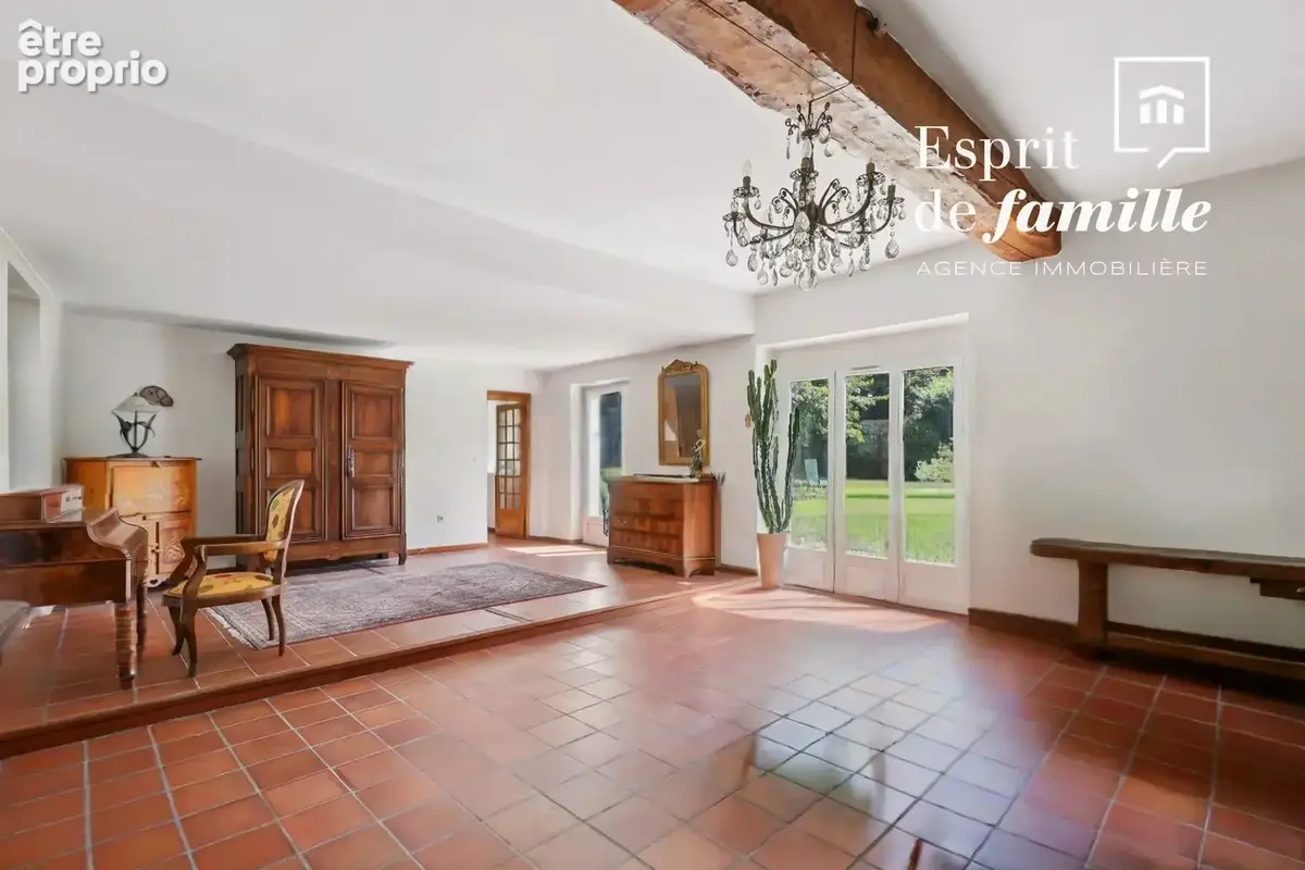 Fontaines-Saint-Martin, propriété au coeur du village 260m2 plus dépendances - photo 5