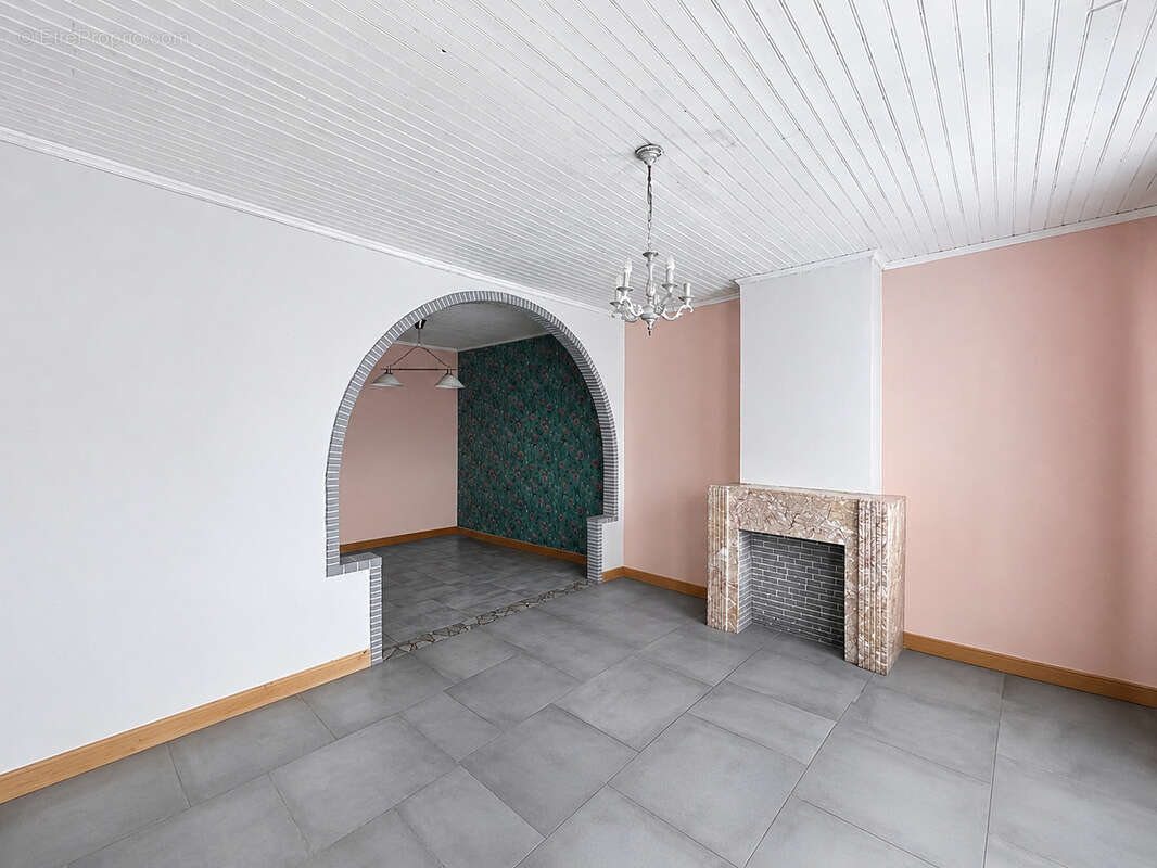Maison à QUIEVRECHAIN