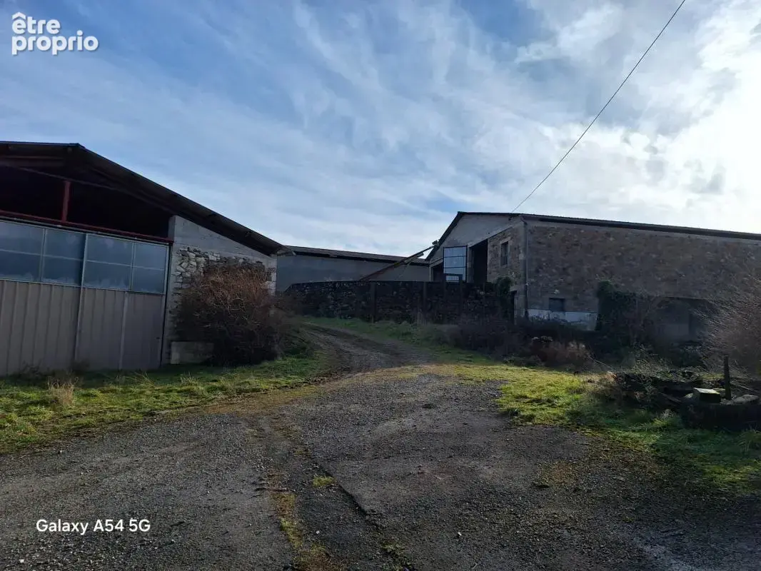 Corps de ferme + terres - photo 7