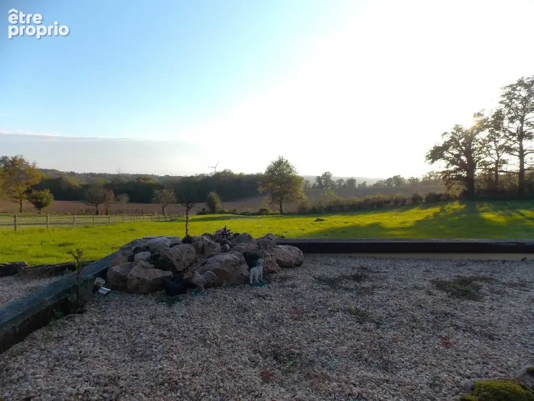 Charmante propriété individuelle en pierre rénovée avec grange, hangar, grand jardin, piscine et magnifique vue dégagée sur la c - photo 18