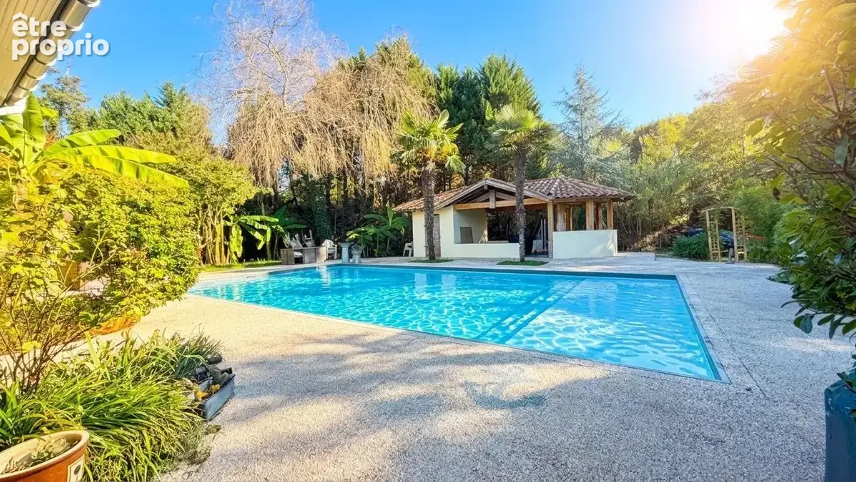Maison T6 de 175 m² avec piscine plein sud, pool house et jacuzzi sur un terrain de 3 500 m² - photo 4