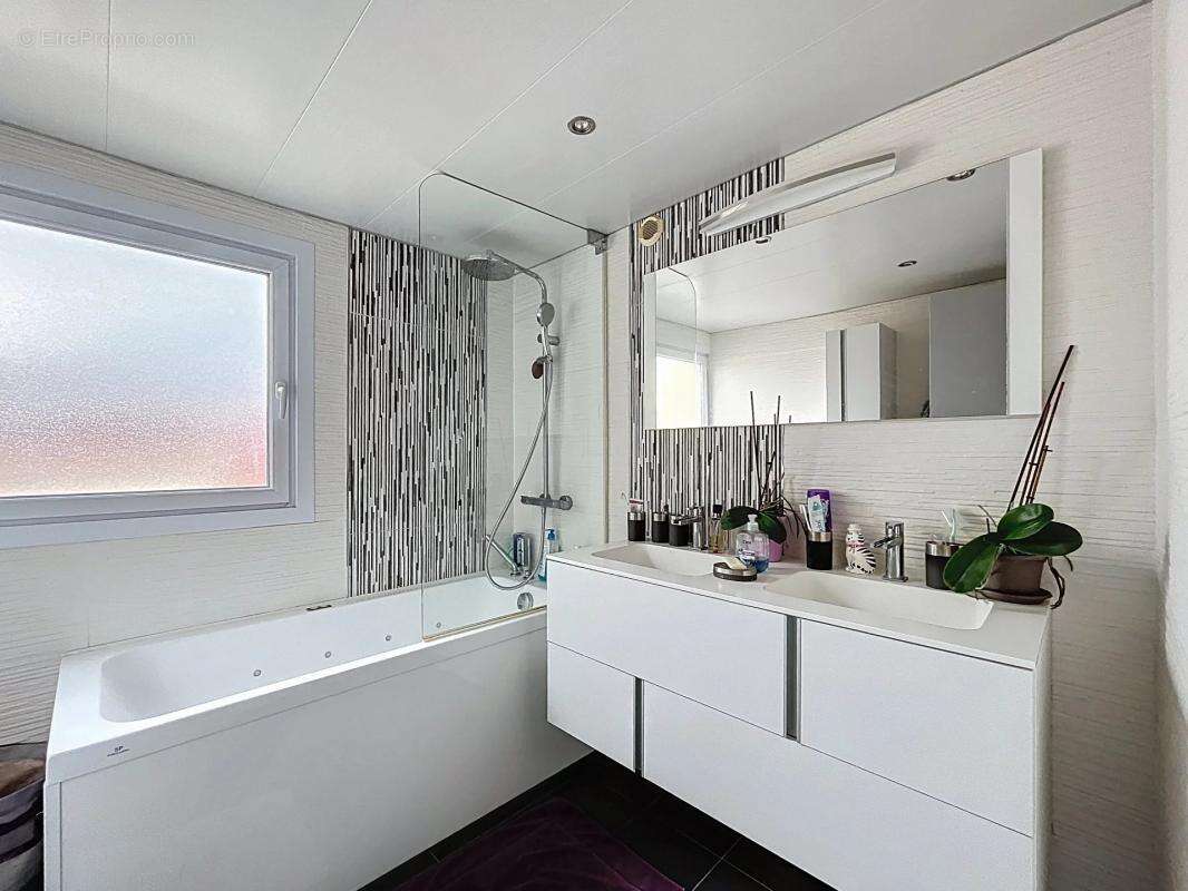 Maison à VOISINS-LE-BRETONNEUX