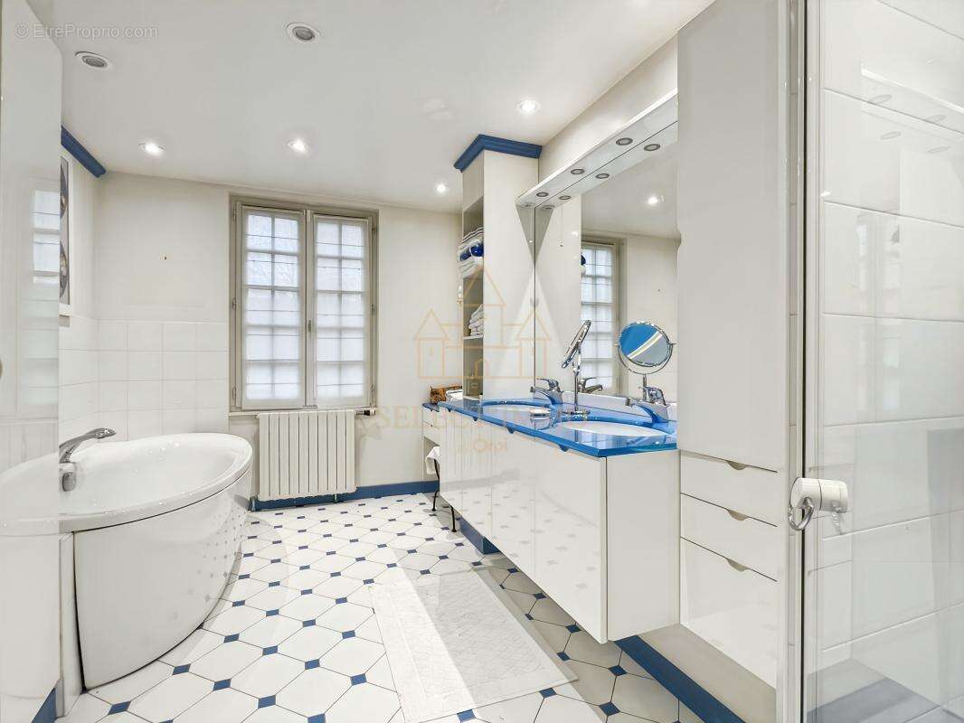 Propriété d'exception de 237m² dans un cadre d'exception et 400m² de dépendances - photo 12