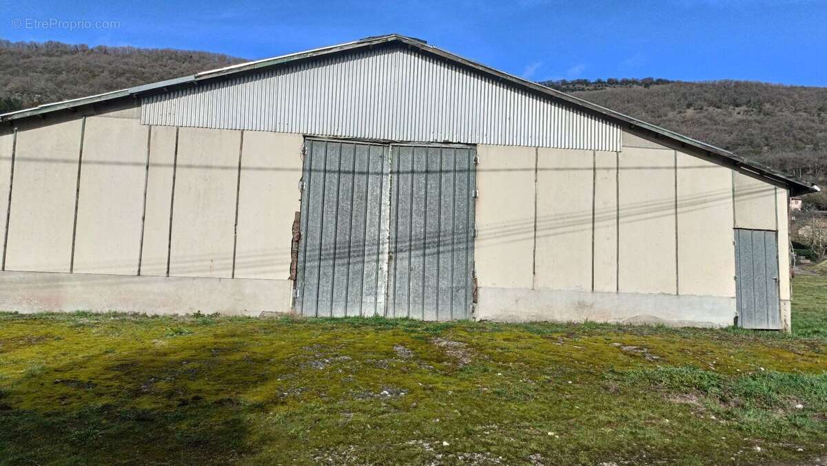 Bâtiment agricole plus terrain constructible - photo 3