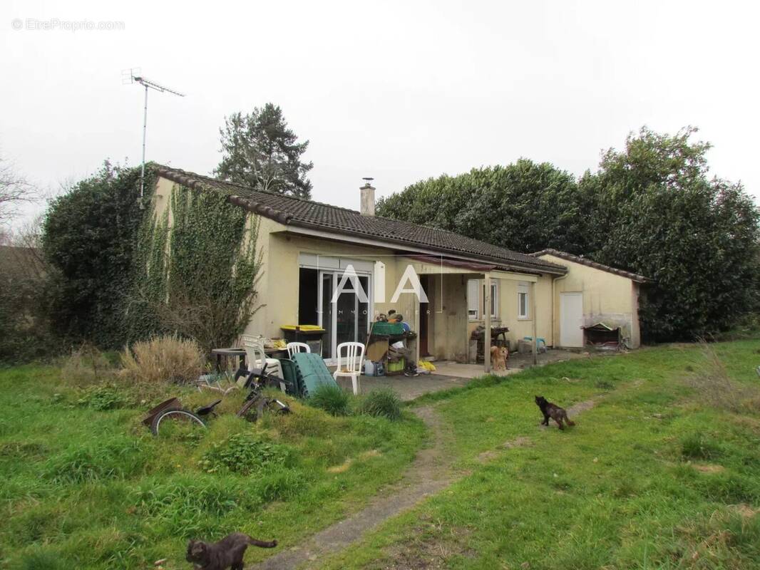 Maison à LES ADJOTS