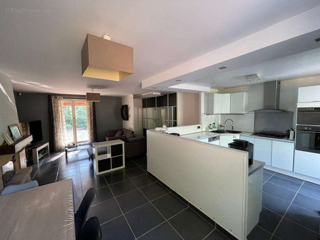 A vendre gareoult 83136 belle maison individuelle de plain pied ! - photo 8
