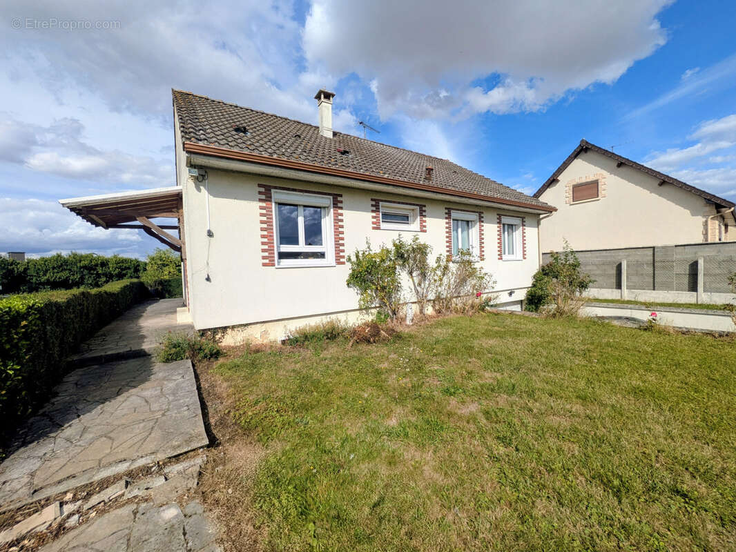 Maison à FOUQUEROLLES