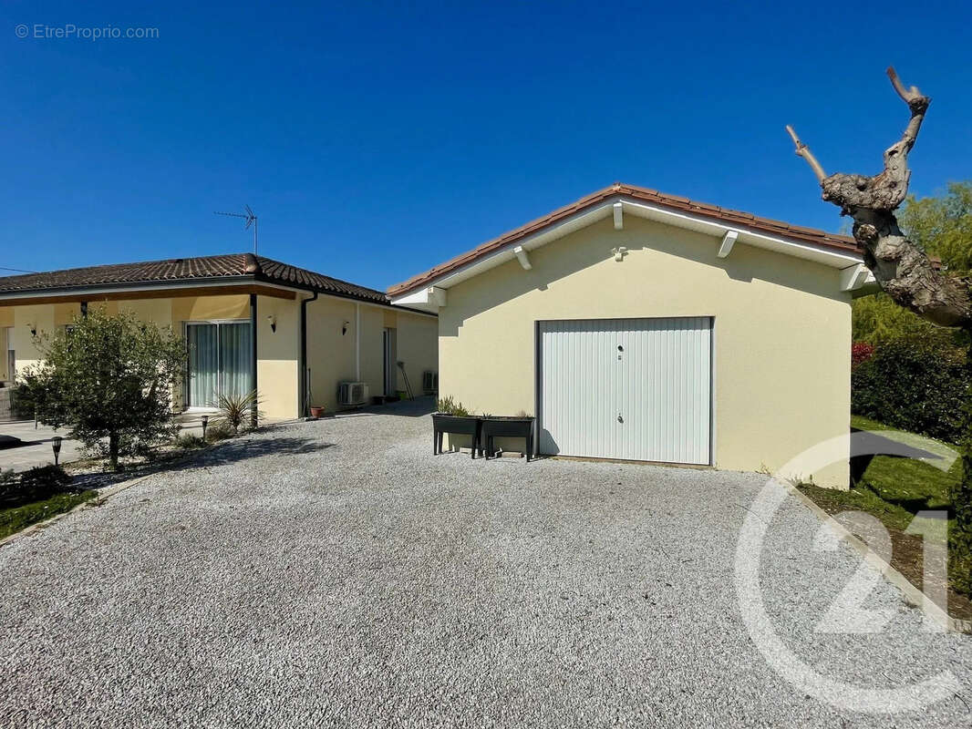 Maison 110 m² à Saint-Medard-De-Guizieres  - photo 10