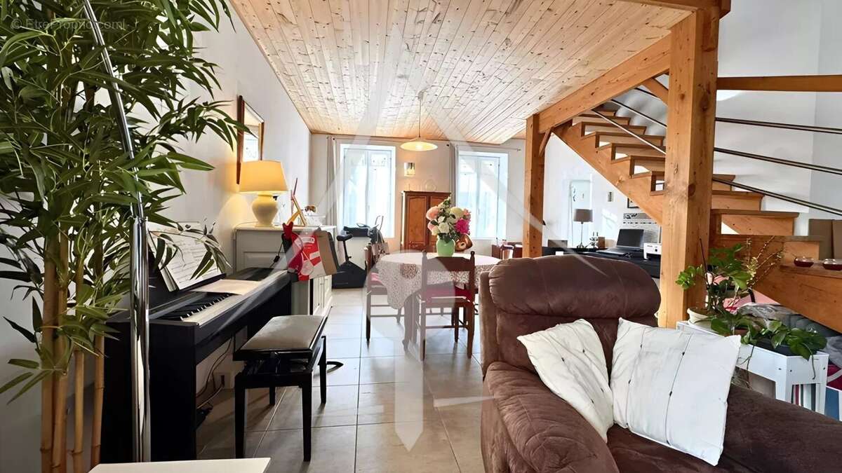 Maison à LAVERNOSE-LACASSE