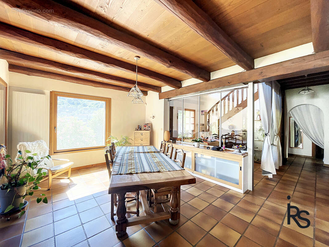 Une villa de 212 m2 avec 3797 m2 de jardin et piscine, 5 chambres et un bureau, garage et caves en RDC. - photo 22
