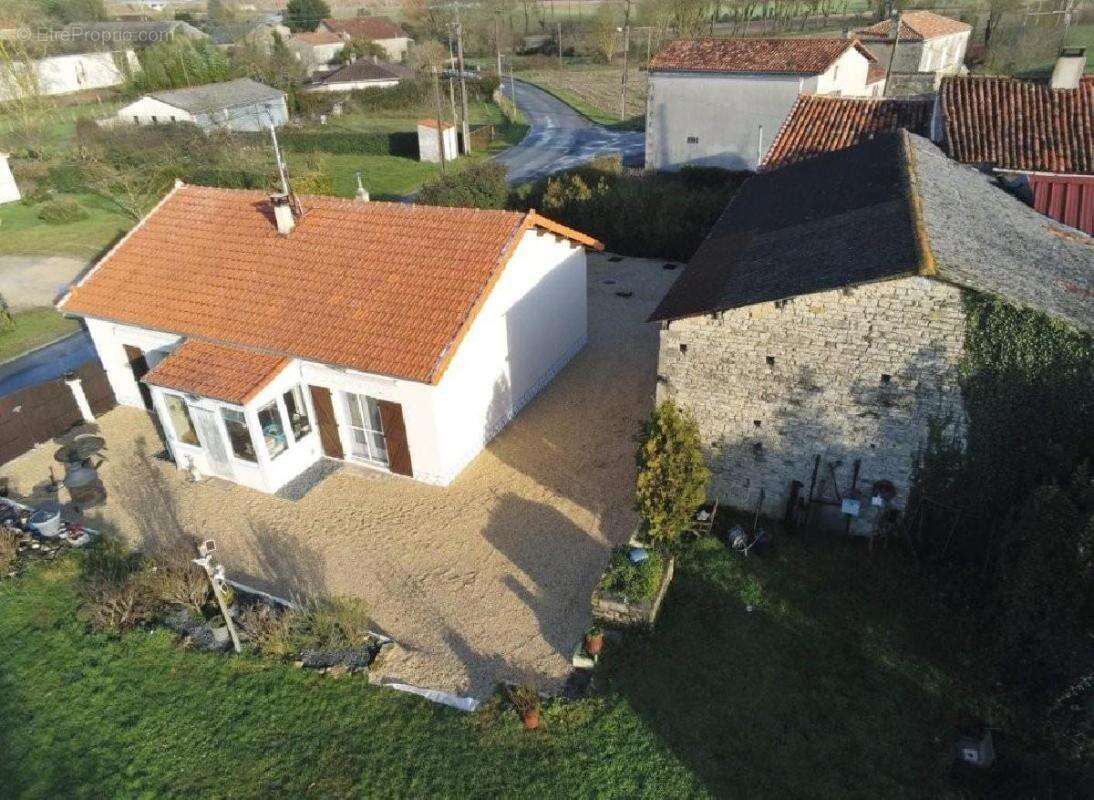 Maison à AIGRE