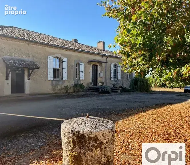 Superbe propriété XIXème de plus de 320 m² habitable à rénover avec ses dépendances et terrain autour - photo 2