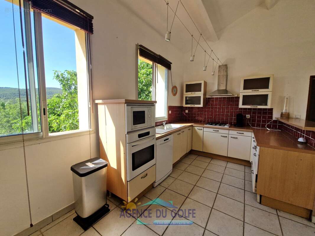 Maison à CEYRESTE
